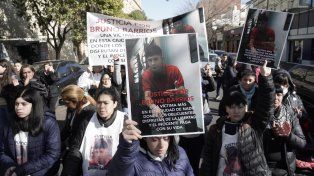 Una marcha de familiares y amigos de Bruno Barrios que reclamaron por el caso frente al Centro de Justicia Penal.
