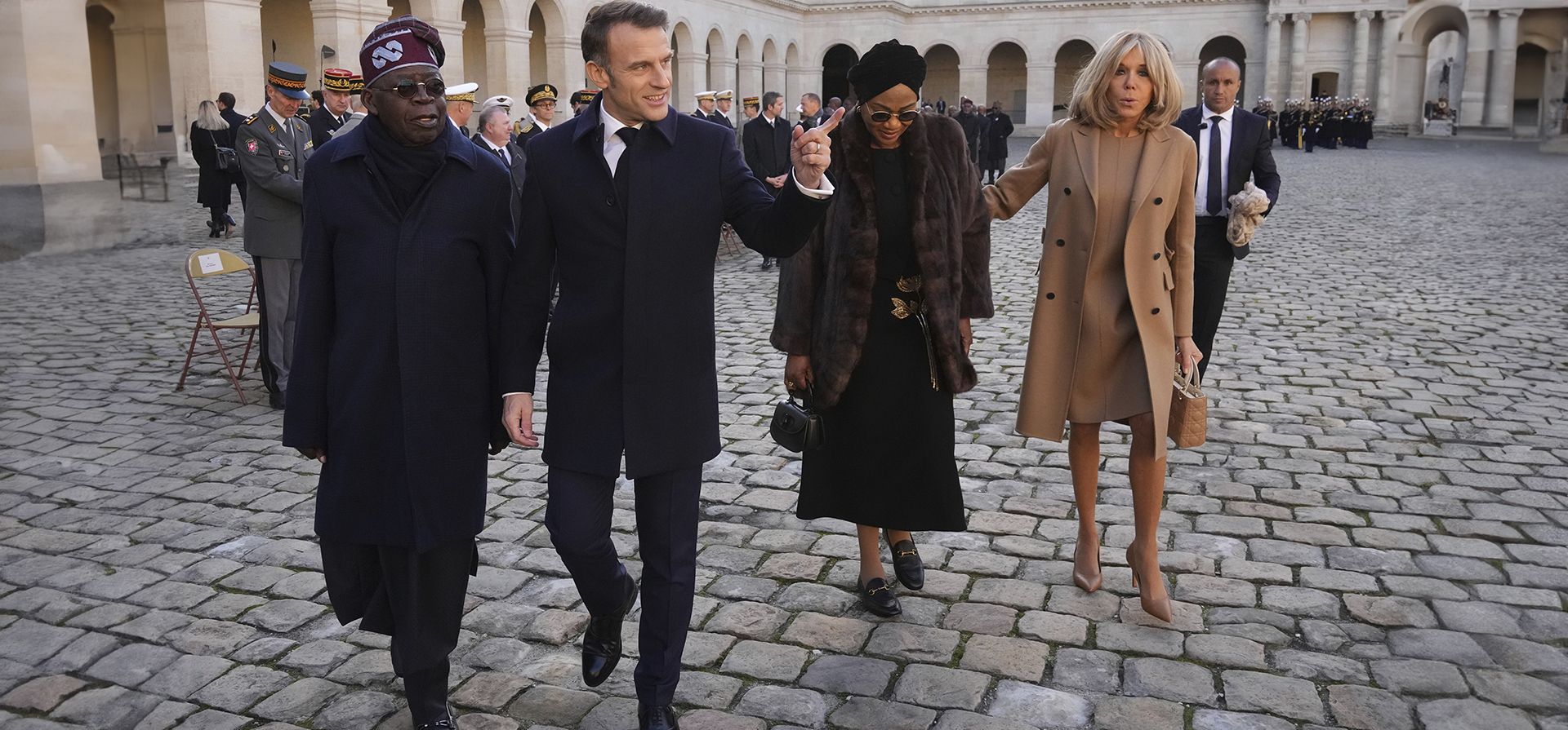 El presidente francés, Emmanuel Macron, y el presidente de Nigeria, Bola Tinubu, se marchan con Brigitte Macron y la esposa del presidente de Nigeria, Oluremi Tinubu, tras una ceremonia de bienvenida, el jueves 28 de noviembre de 2024, en el monumento a los Inválidos en París. (Foto AP/Michel Euler, Pool) El presidente francés, Emmanuel Macron, y el presidente de Nigeria, Bola Tinubu, se marchan con Brigitte Macron y la esposa del presidente de Nigeria, Oluremi Tinubu, tras una ceremonia de bienvenida, el jueves 28 de noviembre de 2024, en el monumento a los Inválidos en París. (Foto AP/Michel Euler, Pool)