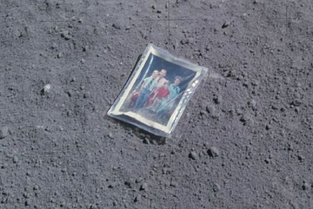 Pelotas, fotos familiares, entre los objetos más curiosos que hay en la Luna