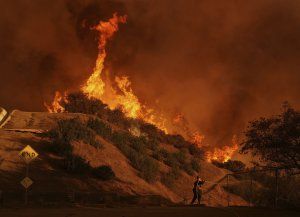 Incendios en Los Ángeles: 16 muertos, 150 mil evacuados y 12.000 estructuras quemadas