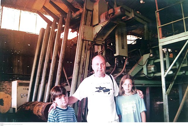 En el centro, José Henn, junto a sus pequeños hijos, eseñándoles el oficio de la madera.