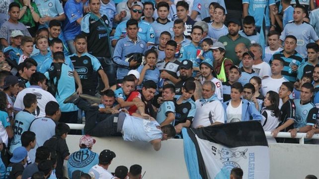 ¿Descubrió al asesino de su hermano? La historia del hincha al que arrojaron desde la tribuna en Córdoba