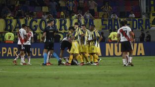 De la Cruz en el piso, Campaz ya fue expulsado. Una pésima noticia para Central ante River.