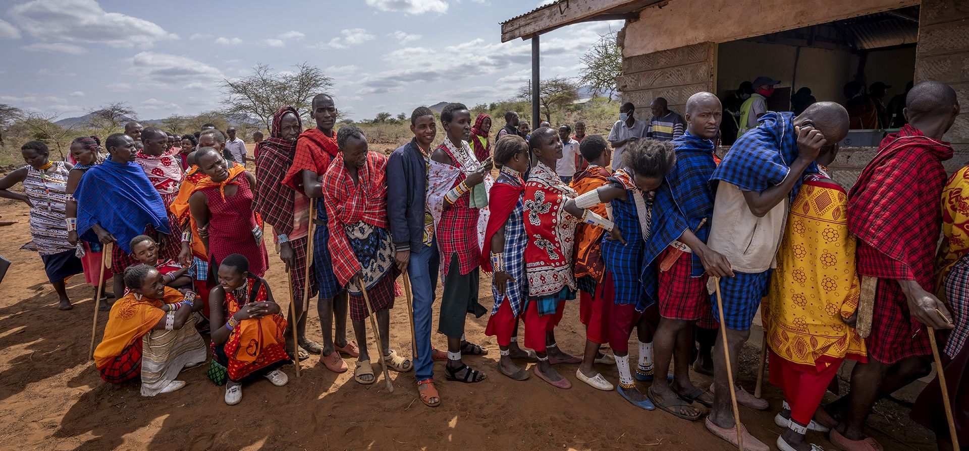 Los maasai esperan en fila para emitir sus votos en las elecciones generales en un centro de votación en la Escuela Primaria Esonorua, en el condado de Kajiado, Kenia, el martes 9 de agosto de 2022.