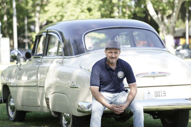 Andreu mantiene el Chevy 51 y lo saca a competir por las rutas y autopistas de Santa Fe.