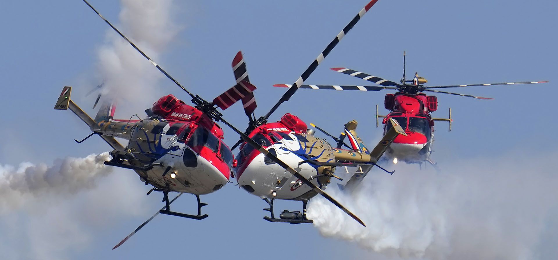 El equipo acrobático Sarang de la Fuerza Aérea India realiza maniobras en el cuarto día del Aero India 2023 en la base aérea de Yelahanka en Bengaluru, India, el jueves 16 de febrero de 2023. (Foto AP/Aijaz Rahi)