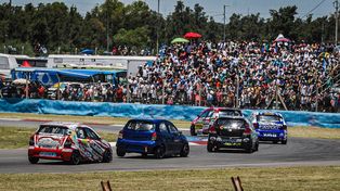 La multitud de fondo en las tribunas del Fangio de Rosario, en noviembre de 2022. El Turismo Nacional regresa con todo.