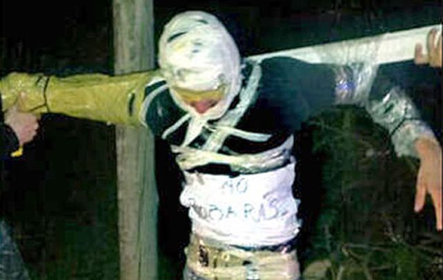 Seis de los doce policías por el caso del joven crucificado fueron liberados