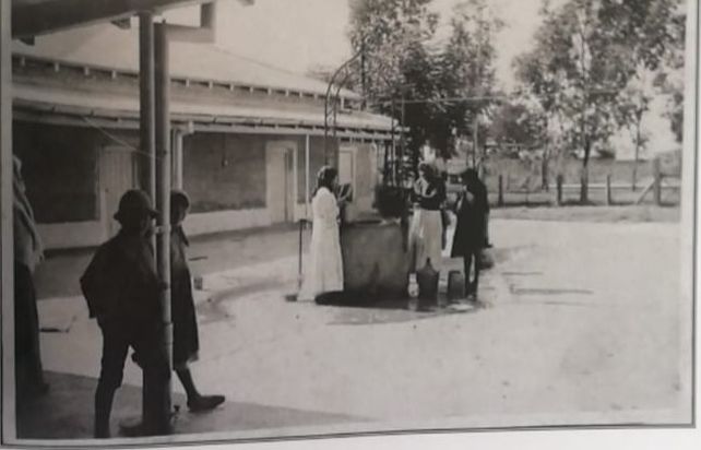 Maestra y alumnos en una escuela de un pueblo forestal.