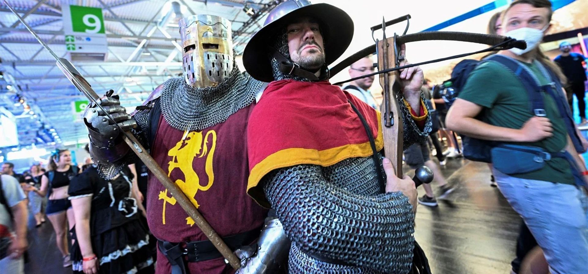 Dos hombres con armadura medieval asisten a la Gamescom 2022 en Colonia, Alemania, el 25 de agosto de 2022. Foto: Reuters