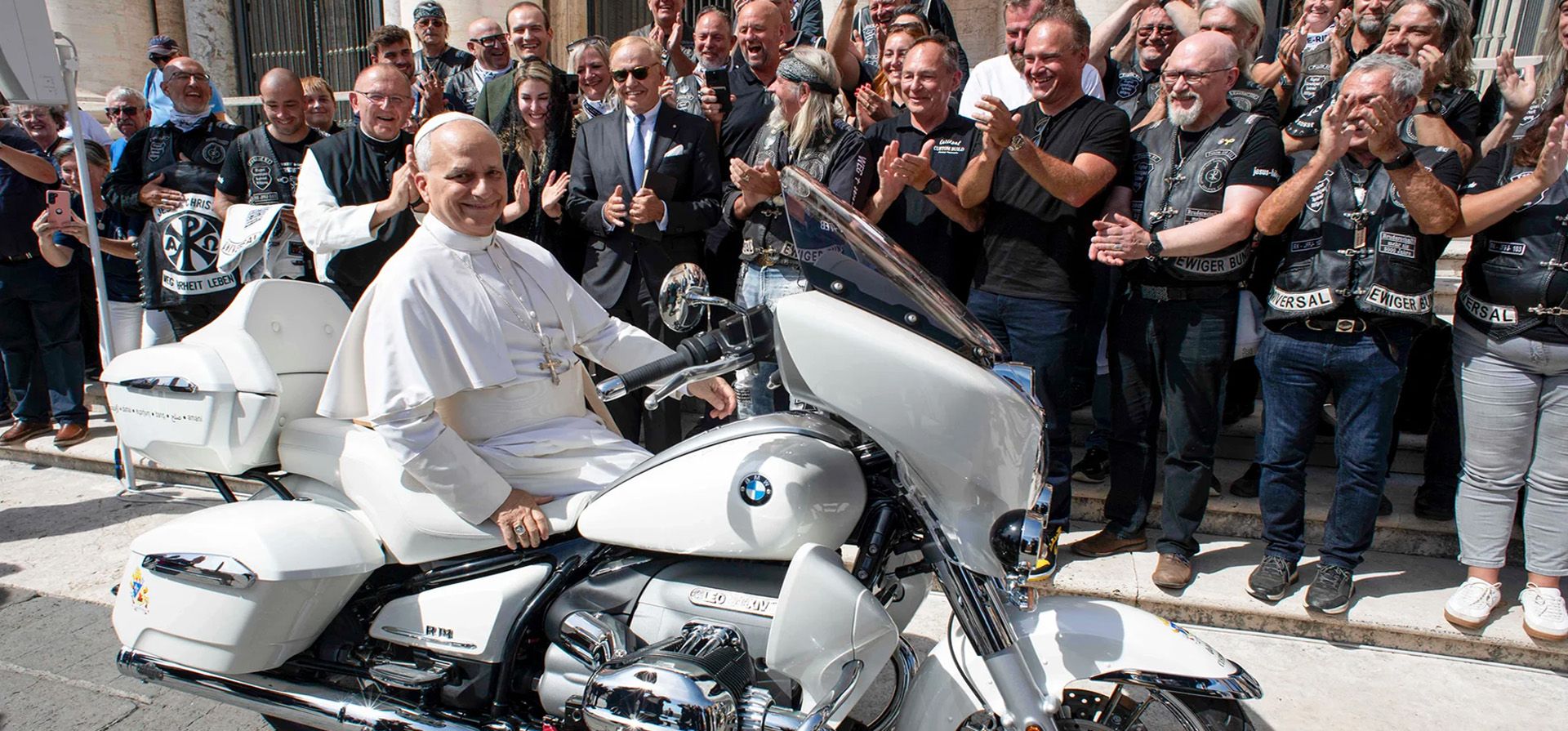 Los miembros del grupo Jesus Bikers de Alemania presentan un BMW R18 personalizado al Papa León para que lo firme en una audiencia general en la Plaza de San Pedro. El vehículo será subastado con fines benéficos, Ciudad del Vaticano. Fotografía: Vatican Media / AFP / Getty Images Los miembros del grupo Jesus Bikers de Alemania presentan un BMW R18 personalizado al Papa León para que lo firme en una audiencia general en la Plaza de San Pedro. El vehículo será subastado con fines benéficos, Ciudad del Vaticano. Fotografía: Vatican Media / AFP / Getty Images