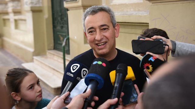 El intendente fue a votar acompañado por sus hijos.