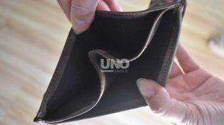 La variable de ajuste es el salario de la clase media