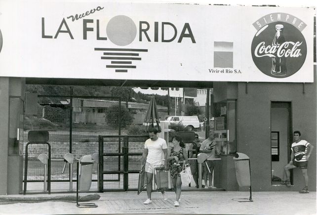 Muchos años atrás, la marca Coca Cola en la cartelería principal del predio.