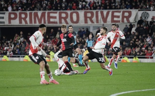 Miljevic pasa y Pezzella le cometerá una infracción que le significará una amarilla. El volante ofensivo leproso estuvo muy participativo.