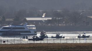 Continúa la búsqueda y rescate de los restos del avión en el río Potomac en Washington.