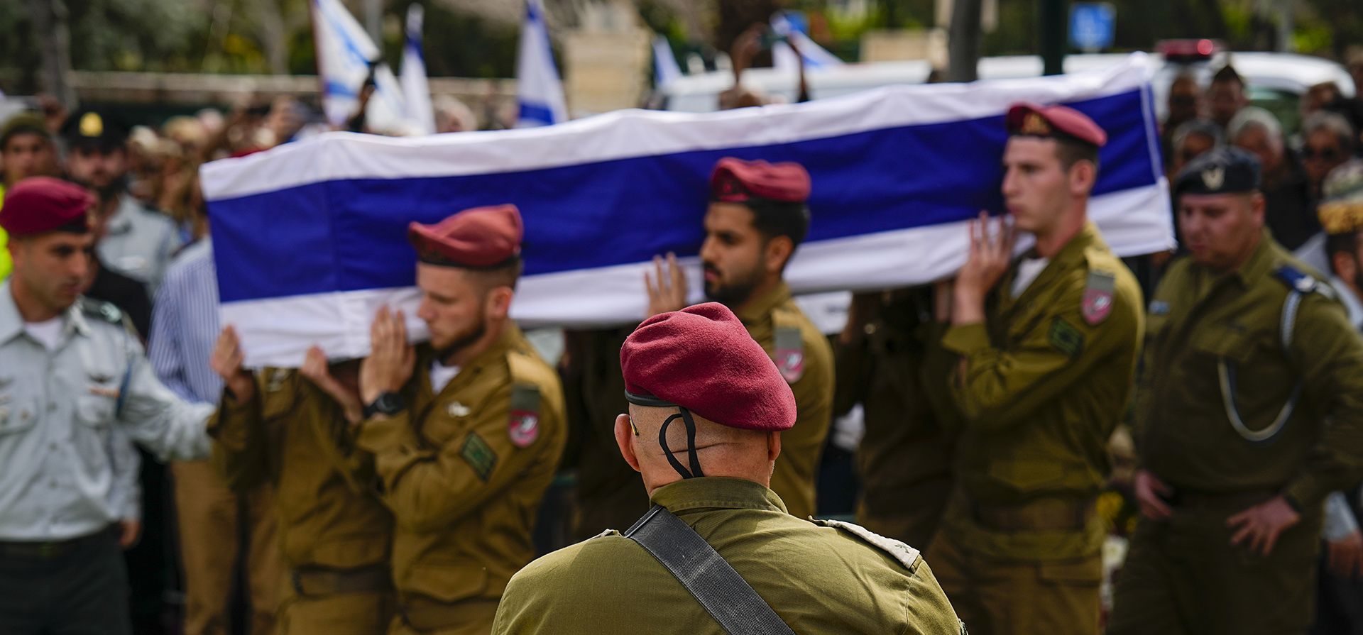 Un general de brigada militar israelí mira a los soldados que llevan el ataúd del sargento Simon Shlomov durante su funeral en Rishon Lezion, Israel, el jueves 22 de febrero de 2024. Shlomov, de 20 años, murió durante la operación terrestre de Israel en la Franja de Gaza. (Foto AP/Ariel Schalit) Un general de brigada militar israelí mira a los soldados que llevan el ataúd del sargento Simon Shlomov durante su funeral en Rishon Lezion, Israel, el jueves 22 de febrero de 2024. Shlomov, de 20 años, murió durante la operación terrestre de Israel en la Franja de Gaza. (Foto AP/Ariel Schalit)