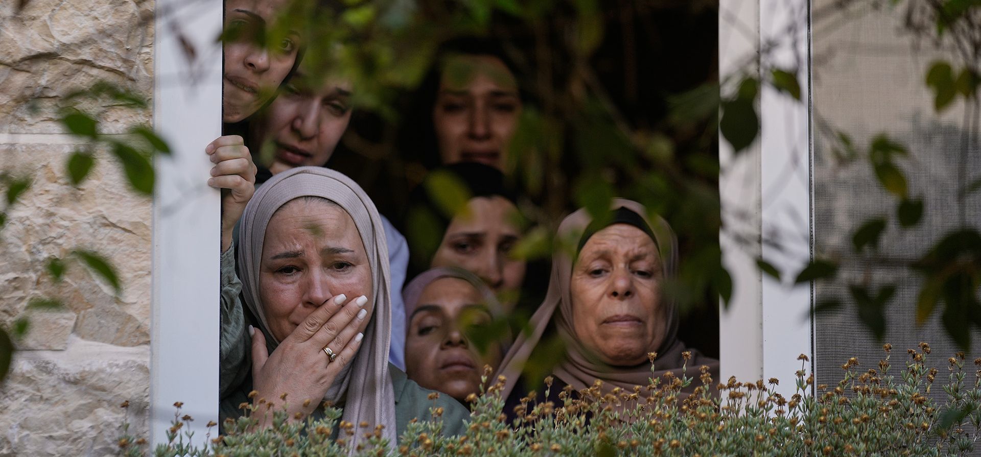 Mujeres palestinas lloran durante el funeral de Awda Farakhneh, de 53 años, y Ahmed Abu Mokho, de 26, quienes, según las autoridades sanitarias, murieron por disparos del ejército israelí tras un ataque de colonos, Deir Jarir, Cisjordania, el lunes 20 de julio de 2026. (Foto AP/Majdi Mohammed) Mujeres palestinas lloran durante el funeral de Awda Farakhneh, de 53 años, y Ahmed Abu Mokho, de 26, quienes, según las autoridades sanitarias, murieron por disparos del ejército israelí tras un ataque de colonos, Deir Jarir, Cisjordania, el lunes 20 de julio de 2026. (Foto AP/Majdi Mohammed)