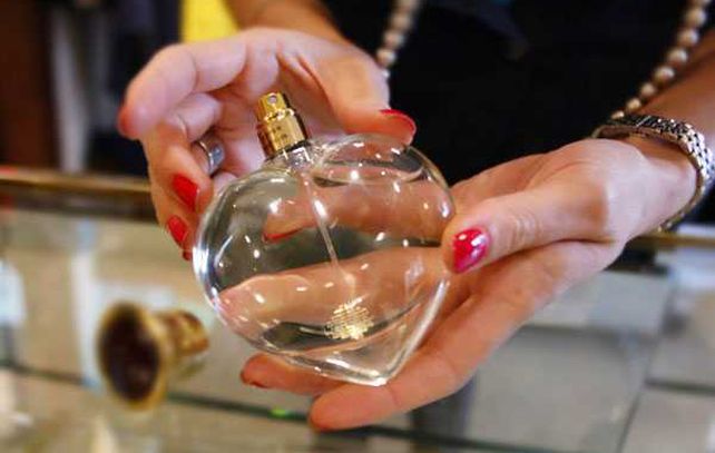El perfume tiene también la capacidad de eliminar los malos olores que provoca la transpiración humana.