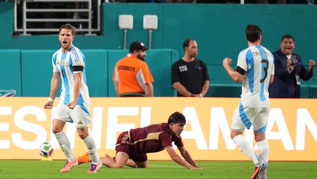 Gio Lo Celso grita el gol de apertura de Argentina ante Venezuela en Miami. Messi