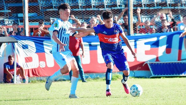 De movida en el once charrúa.  Agustín Martínez, oriundo de Bigand estará en el mediocampo en lugar de Atardo suspendido. El zurdo de 21 años llegó esta temporada después de consagrarse campeón en Independiente de esa localidad   