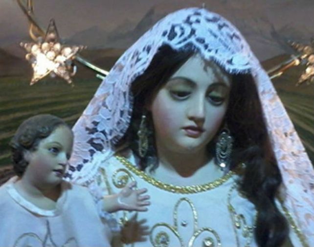 Ni las iglesias se salvan. La imagen de la Virgen sin la corona. A la derecha