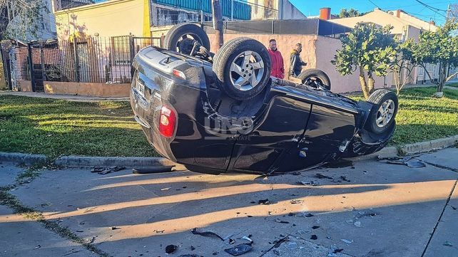 Por un vuelco en 1º de Mayo y Castelli trasladaron a tres personas al hospital