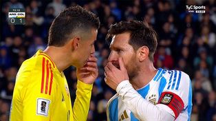 James Rodríguez y Lionel Messi se cruzaron durante el partido Argentina-Colombia en el Monumental.