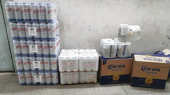 Las latas y las cervezas robadas de una camioneta