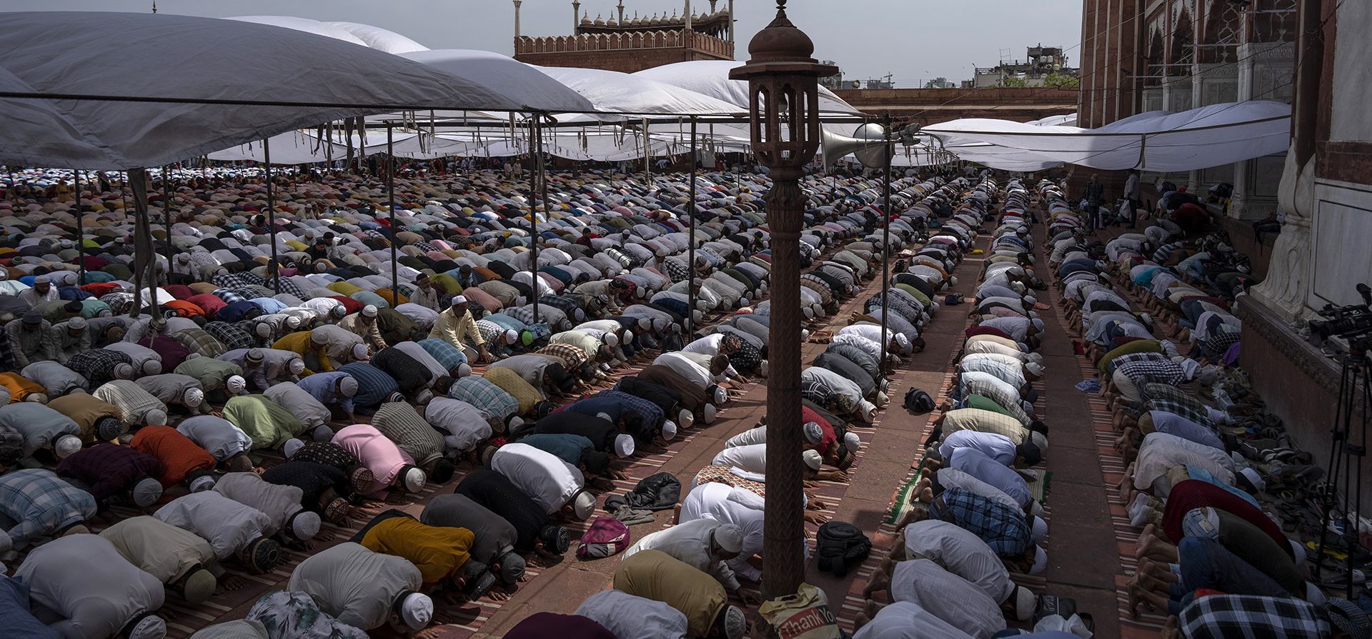Musulmanes indios realizan sus abluciones antes de asistir a las oraciones del último viernes del mes sagrado de ayuno del Ramadán en Jama Masjid en Nueva Delhi, India, el viernes 5 de abril de 2024. (Foto AP/Altaf Qadri)