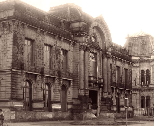 El edificio del Normal 2 en la década del 60.