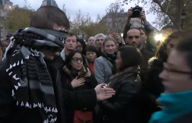 El hombre musulmán compartió sus abrazos con los parisinos que pasaron por la plaza de la República.
