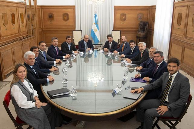 Francos y Posse junto a los mandatarios provinciales.