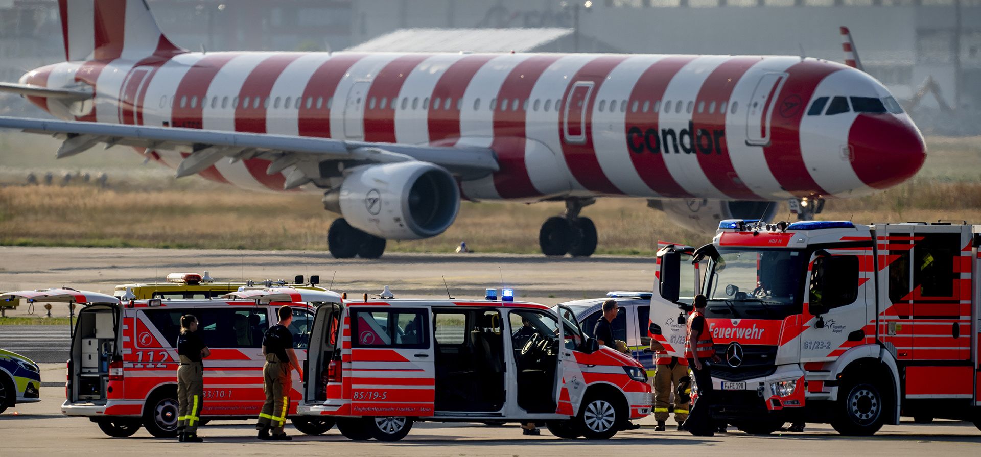 Vehículos de emergencias se ven en una pista del aeropuerto de Fráncfort, Alemania, el jueves 25 de julio de 2024 después de que varios activistas climáticos se tiraran al suelo y bloquearan el tráfico aéreo durante varias horas. (AP Foto/Michael Probst) Vehículos de emergencias se ven en una pista del aeropuerto de Fráncfort, Alemania, el jueves 25 de julio de 2024 después de que varios activistas climáticos se tiraran al suelo y bloquearan el tráfico aéreo durante varias horas. (AP Foto/Michael Probst)