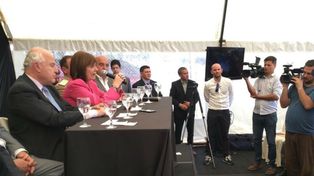 Bullrich reveló que hay embarcaciones que tiran los paquetes de droga a las costas