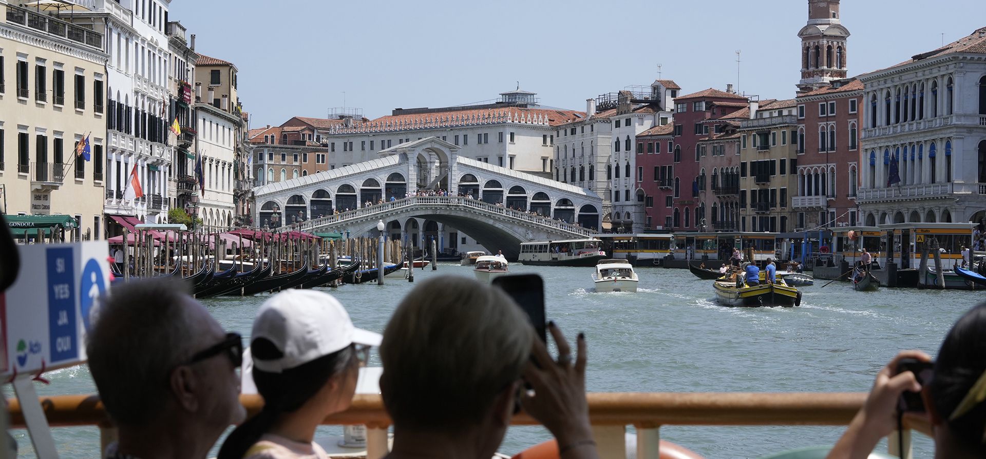 Turistas toman fotografías del puente de Rialto a lo largo del Gran Canal de Venecia, Italia, el miércoles 25 de junio de 2025, antes de las festividades en la ciudad de la laguna, supuestamente relacionadas con la boda de Jeff Bezos y Lauren Sánchez. (Foto AP/Luca Bruno) Turistas toman fotografías del puente de Rialto a lo largo del Gran Canal de Venecia, Italia, el miércoles 25 de junio de 2025, antes de las festividades en la ciudad de la laguna, supuestamente relacionadas con la boda de Jeff Bezos y Lauren Sánchez. (Foto AP/Luca Bruno)