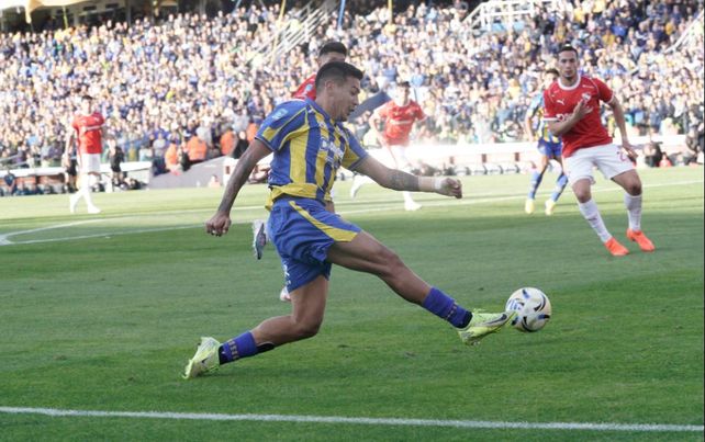 Emanuel Coronel saca el centro a la carrera. En el segundo palo entrará Gio Cantizano para llenarse el pie derecho de gol.