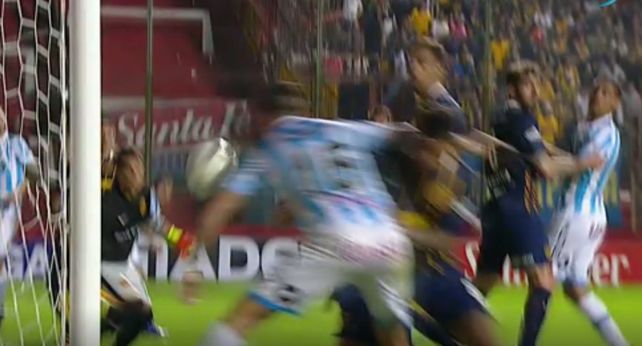 El video de la clara mano en el gol de Abero que le dio la ventaja a Atlético de Rafaela