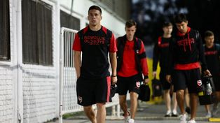 Panchito González llega a la cancha de Platense, donde jugará Newells. Será titular.