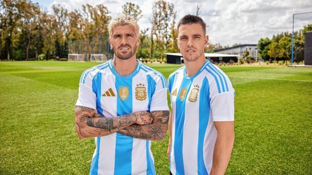 Rodrigo De Paul y Giovani Lo Celso lucen la nueva camiseta de la Selección Argentina.