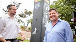 El intente Raimundo y Alejandro Felcaro, de Innovación Tecnológica, en un o de los dispositivos.