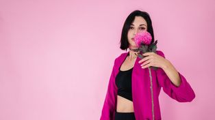 La celebración se realizará bajo el lema: Somos apasionadas, auténticas, invencibles. Hoy elegimos ser protagonistas” y el color elegido para el accesorio es el fucsia.