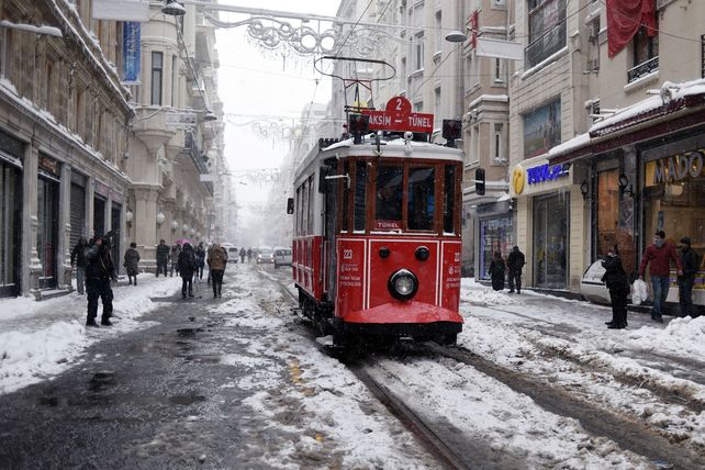 Inusual. La avenida Istlikal de Estambul cubierta de nieve