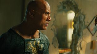 Black Adam (izquierda) y Hawkman en una escena del film que llega hoy a las salas.&nbsp;