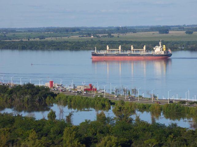 Imponente. Un ultramarino ingresa con el río Uruguay en su máxima expresión.