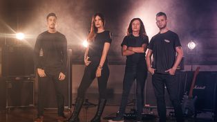 Mica Racciatti con los integrantes de su banda.