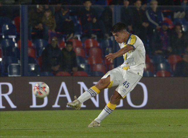 Ortiz debut&oacute; de titular ante Tigre en Victoria. El juvenil ratific&oacute; ser clave en el equipo.