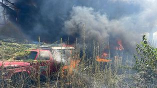 Bomberos Voluntarios trabajando sobre el incendio en la zona noroeste