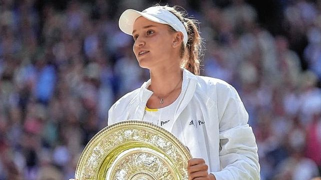 Elena Rybakina se consagró campeona en Wimbledon.
