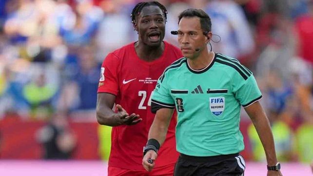 La Fifa devolvió la gentileza: un árbitro argentino dirigirá a Francia en los cuartos de final